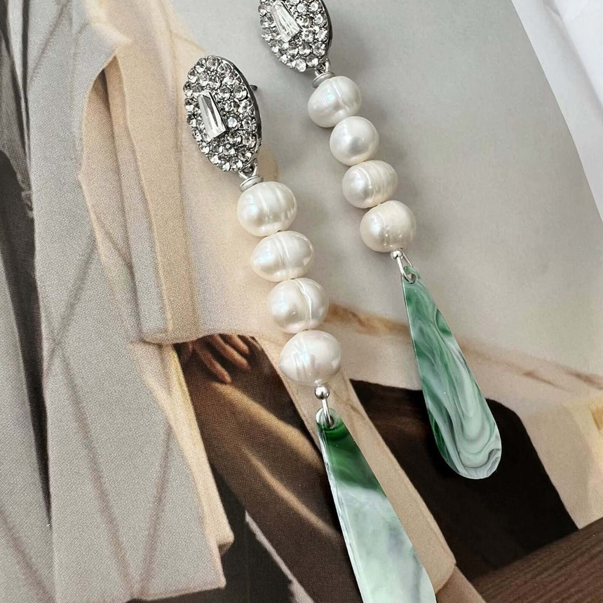 Levi lange oorbellen met parels