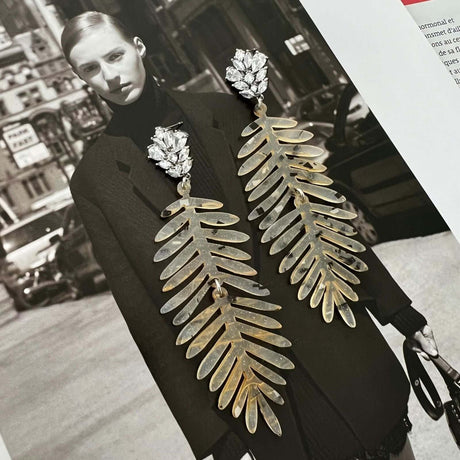 Lino resin statement oorbellen beige