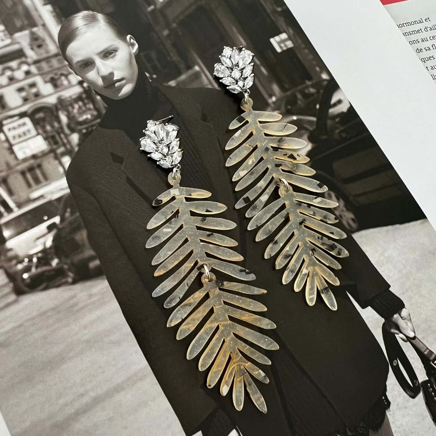 Lino resin statement oorbellen beige