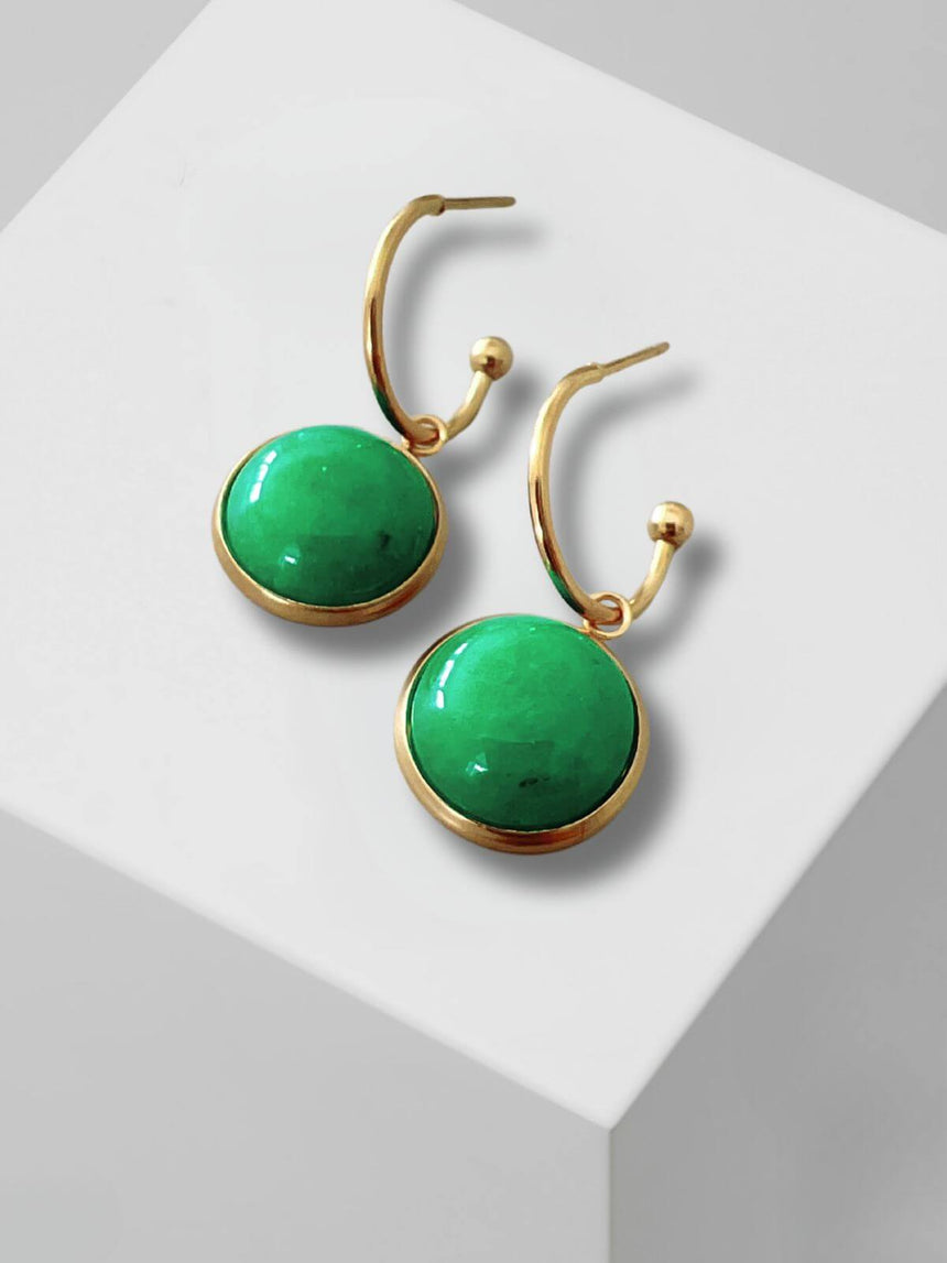 Maan gouden oorringen met groene agaat