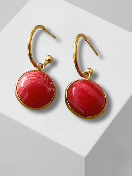 Mace gouden oorringen met lichtrode agaat