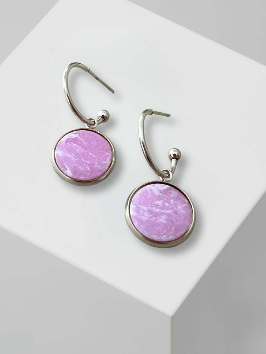 Mady zilveren oorringen met lila steen