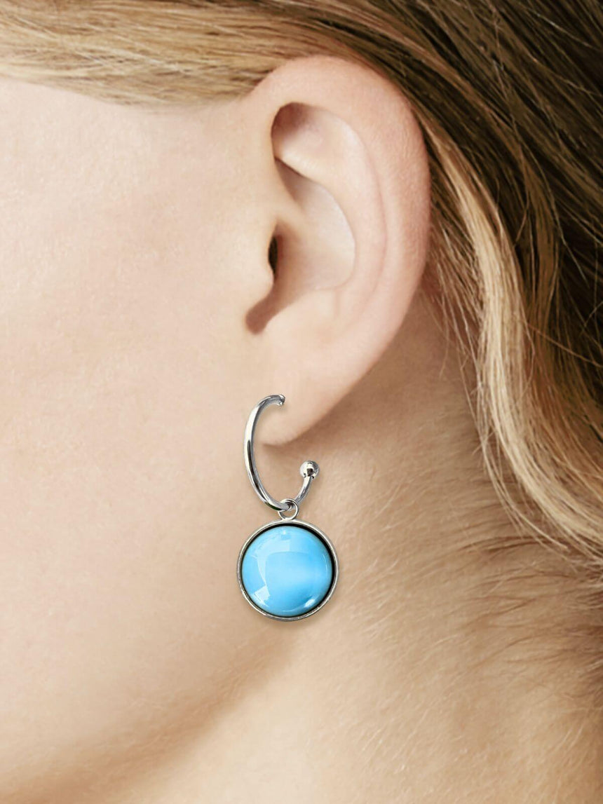 Maev zilveren oorringen met lichtblauwe steen