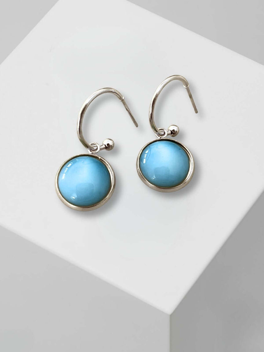 Maev zilveren oorringen met lichtblauwe steen