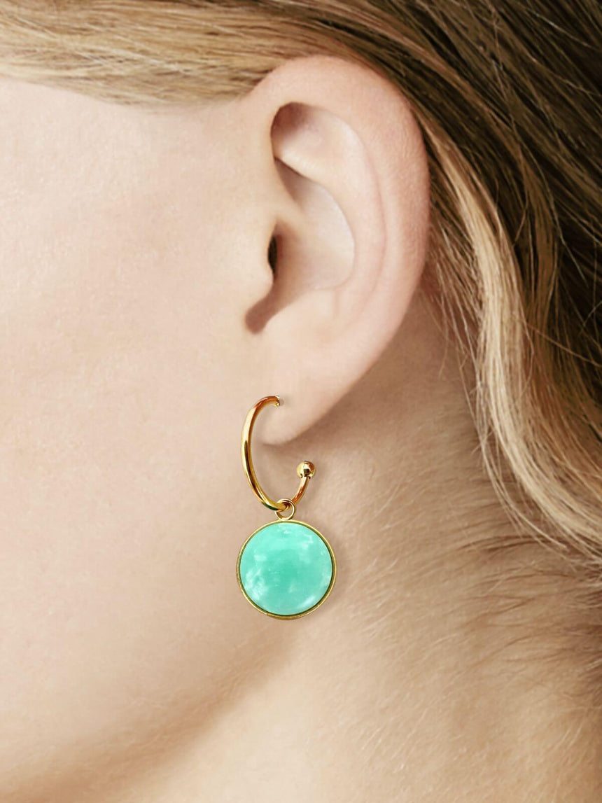 Maey gouden oorringen met mintkleurige steen
