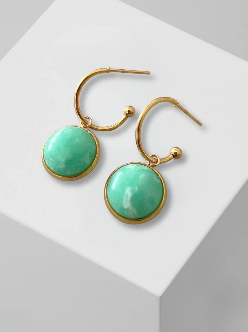 Maey gouden oorringen met mintkleurige steen