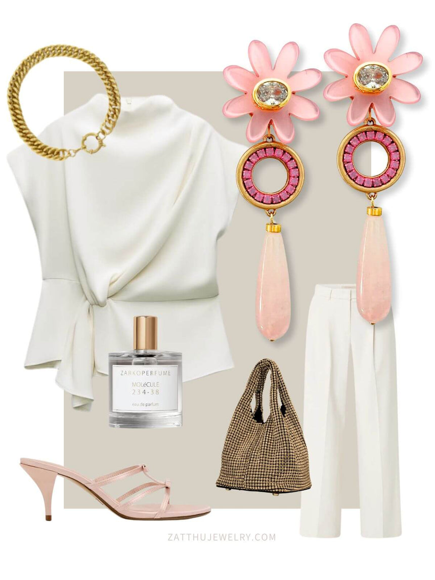 Modieuze outfit met witte blouse, crèmekleurige broek, roze statement oorbellen, gouden ketting, handtas, parfum en roze hakken