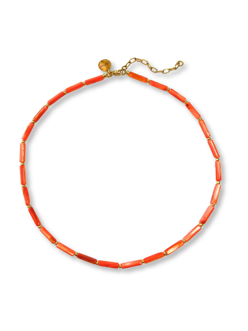 Maxe oranje ketting met schelpkralen en gouden sluiting, tijdloos en elegant sieraad van roestvrij staal.