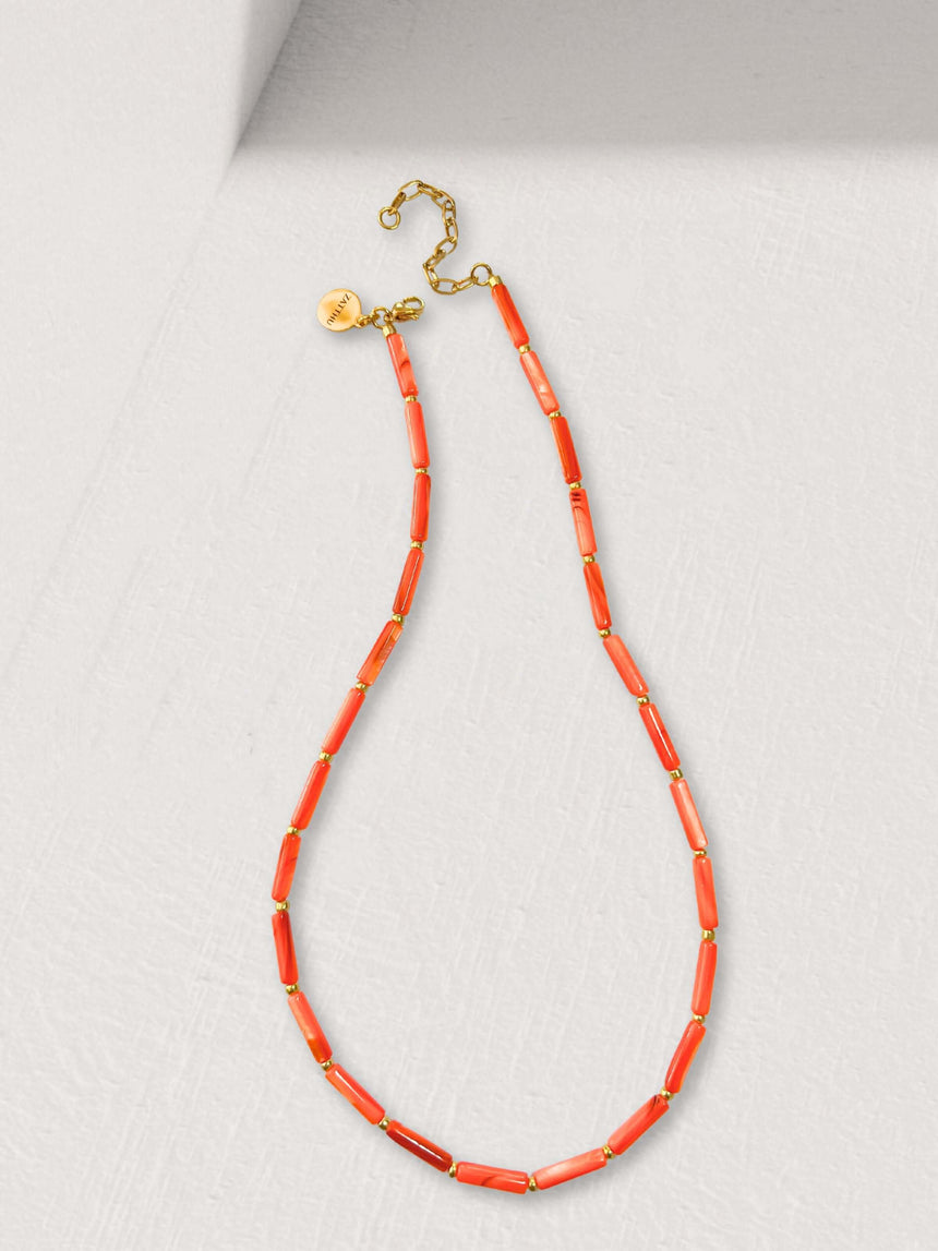 Maxe oranje ketting met schelpkralen van roestvrij staal en gouden accenten