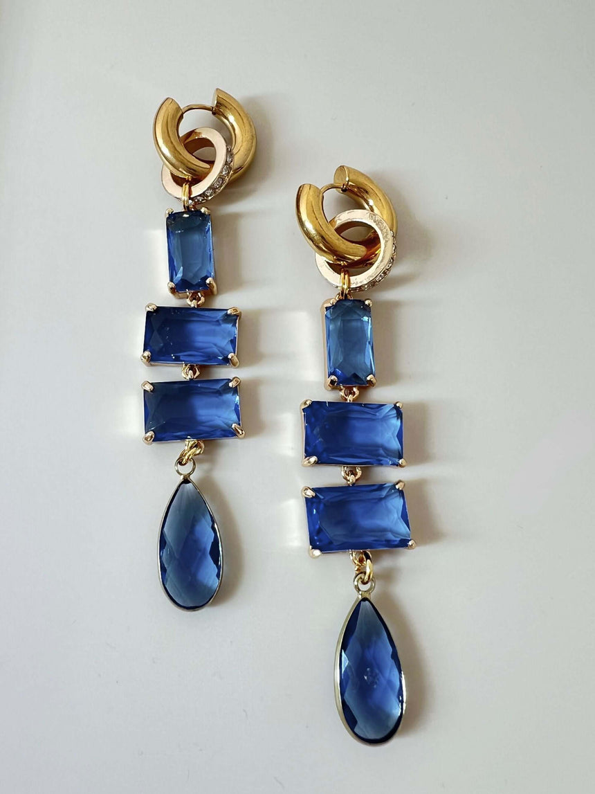Mita statement oorringen met blauw kristal - Zatthu Jewelry