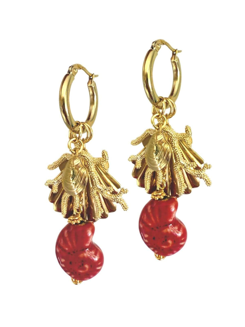 Goudkleurige oorringen met kleine schelpbedels voor dames