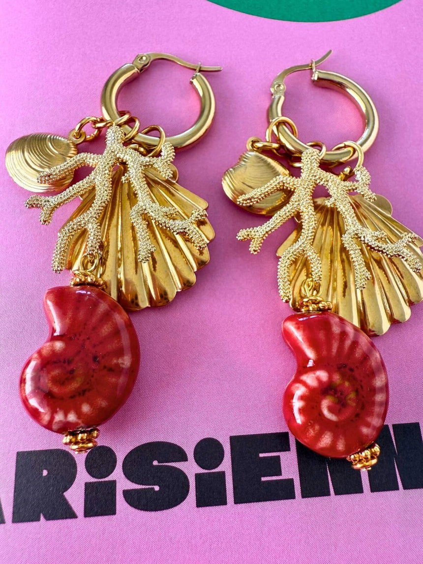 Minimalistische oorringen met speelse schelpaccenten