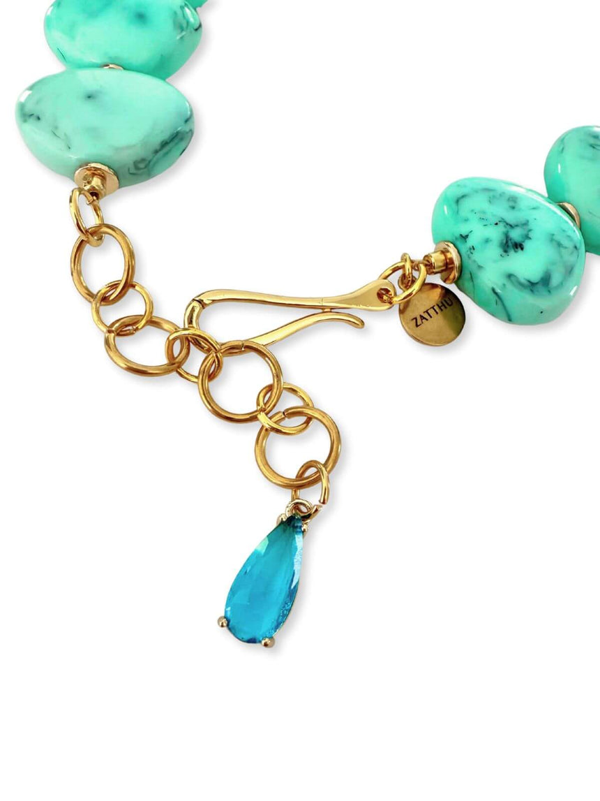 Stijlvolle statement halsketting met kunsthars kralen en goudkleurig detail