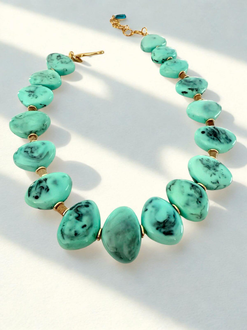 Opvallende damesketting in turquoise groen met luxe afwerking