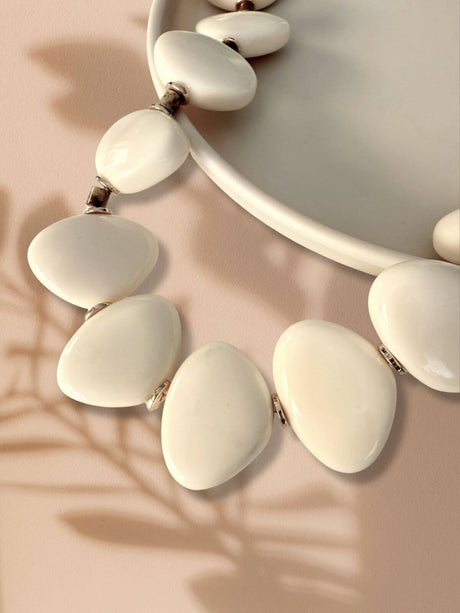 Trendy ketting van kunsthars en goudkleurige accenten