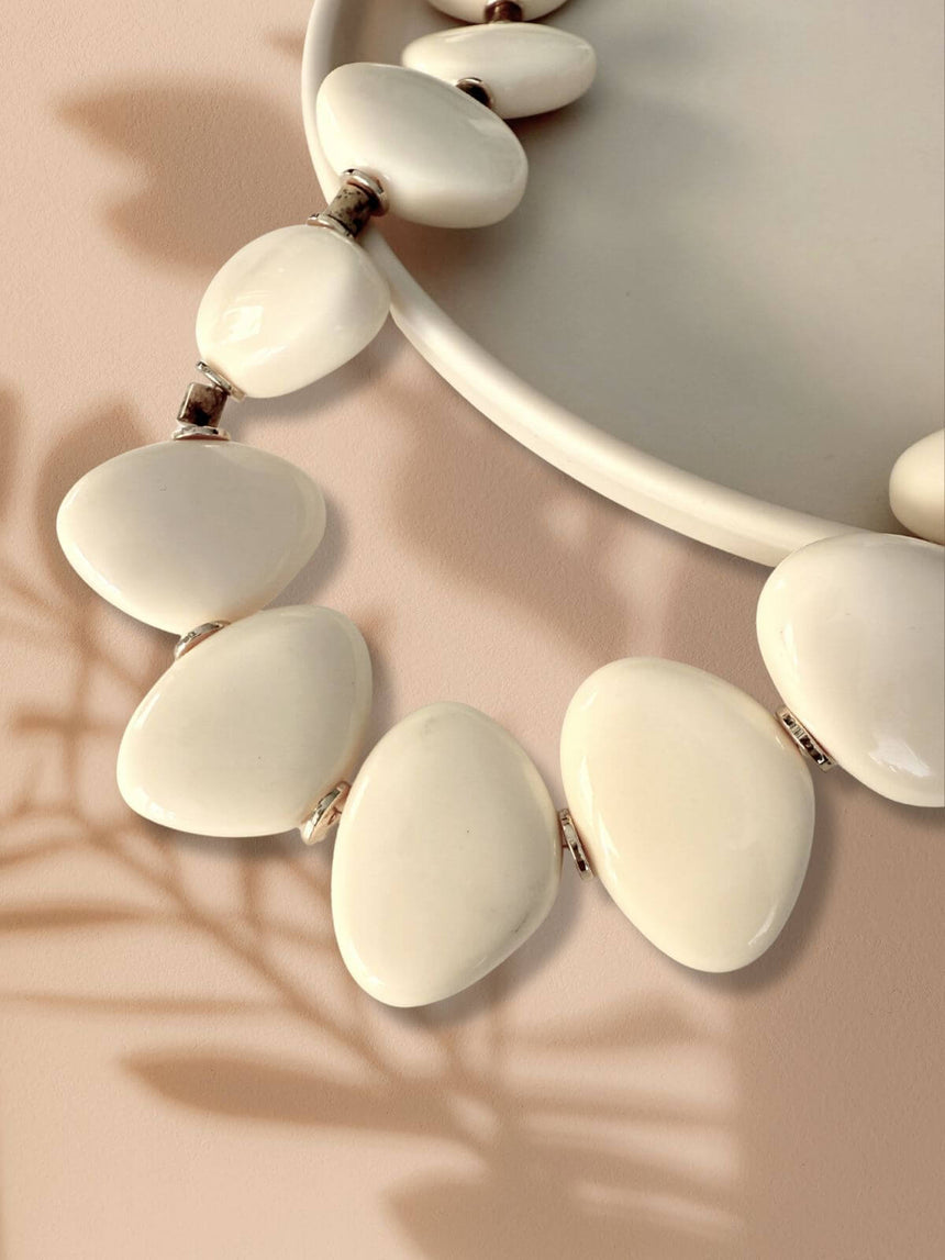 Trendy ketting van kunsthars en goudkleurige accenten