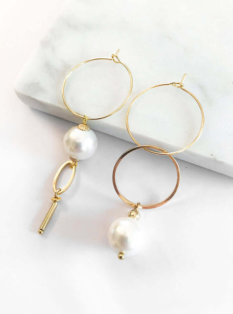 Asymmetrische oorringen met parel