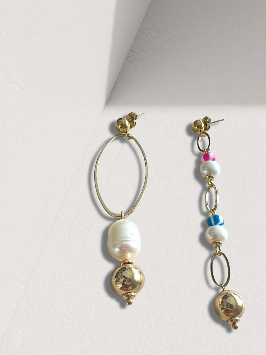 Leor mismatched oorbellen