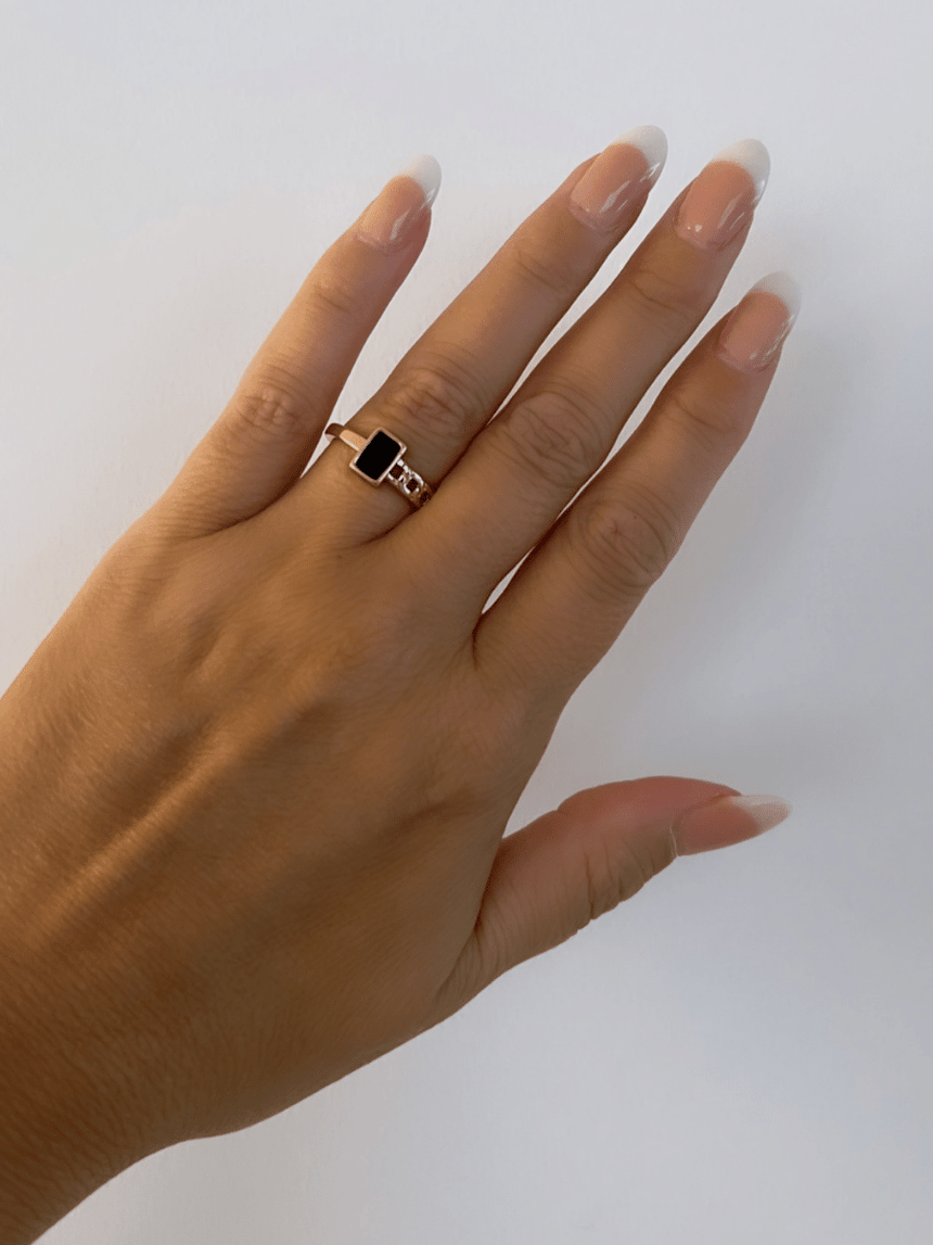 Jann ring met schakels en zwarte steen