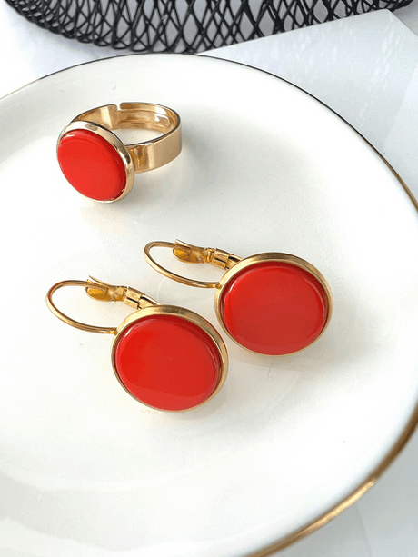 Jean oorbellen met oranjerode steen