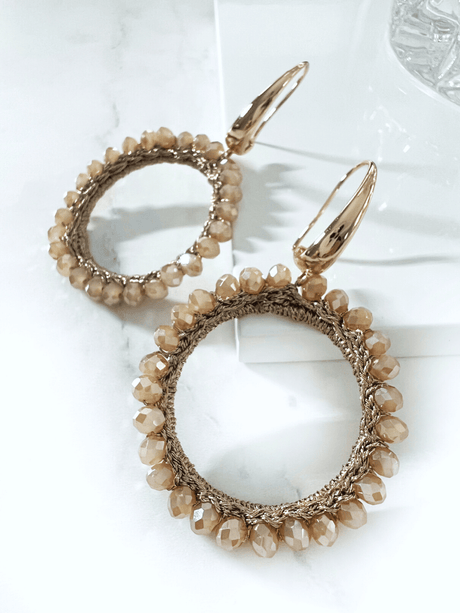 Inde oorbellen met beige kraaltjes