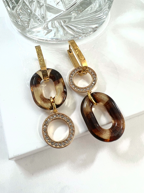 Irit oorringen met dierenprint resin schakel