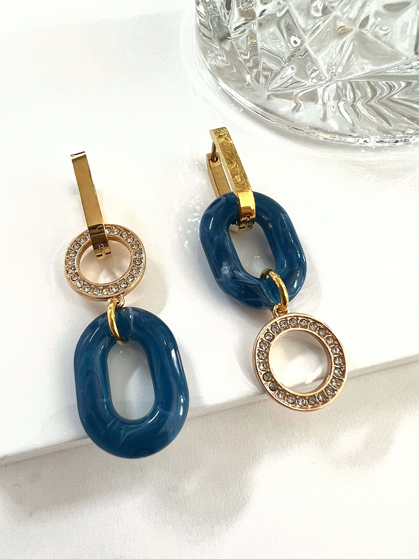 Irme oorringen met blauwe resin schakel