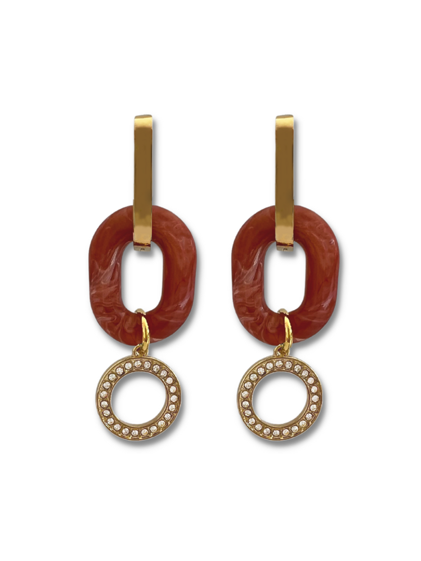 Irmy oorringen met warm oranje resin schakel