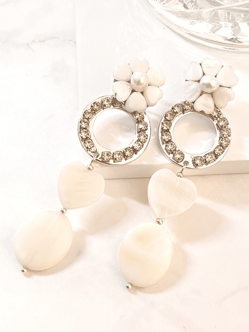 Ivey witte statement oorbellen met bloem