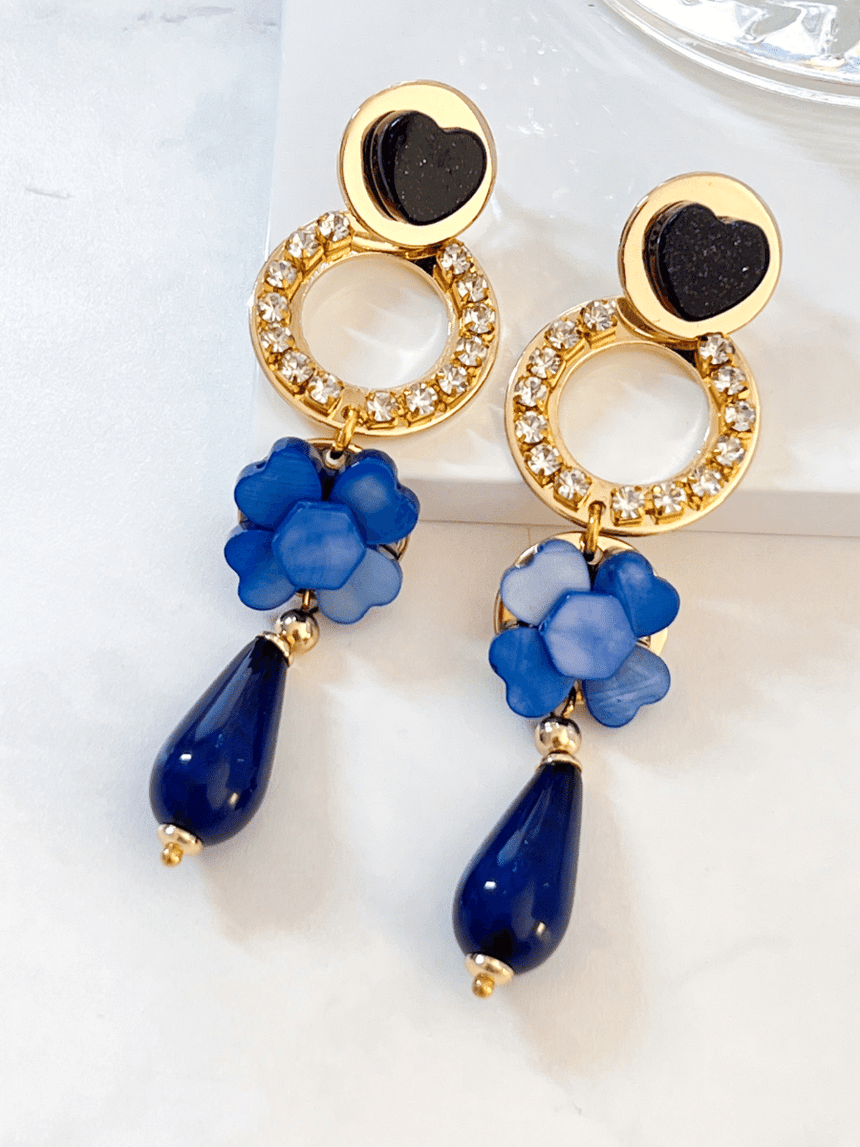 Ivon blauwe statement oorbellen met bloem