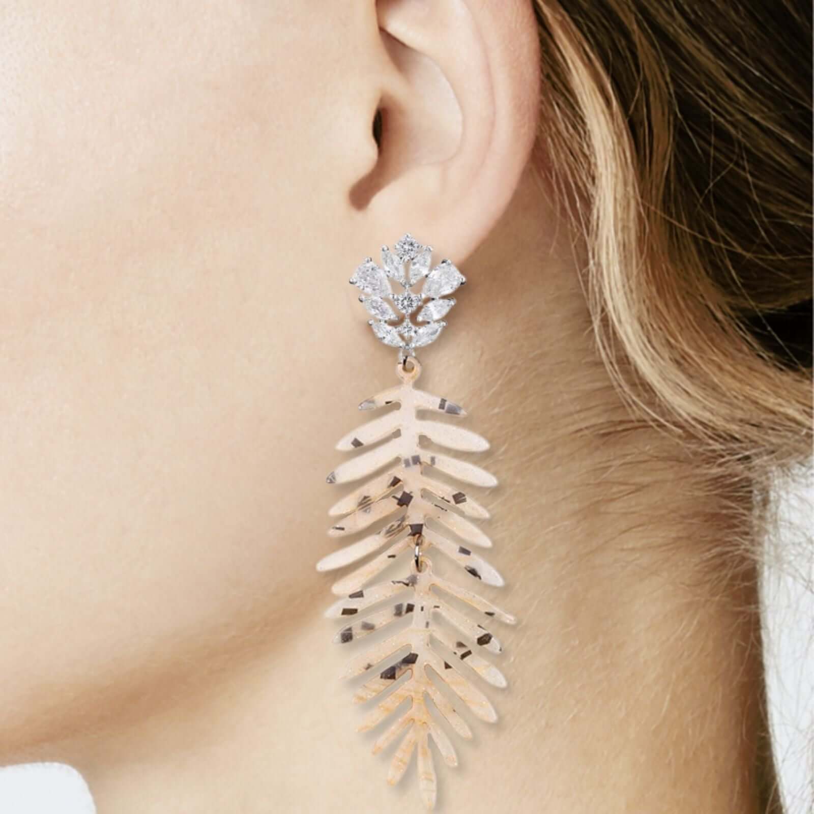 Lino resin statement oorbellen beige