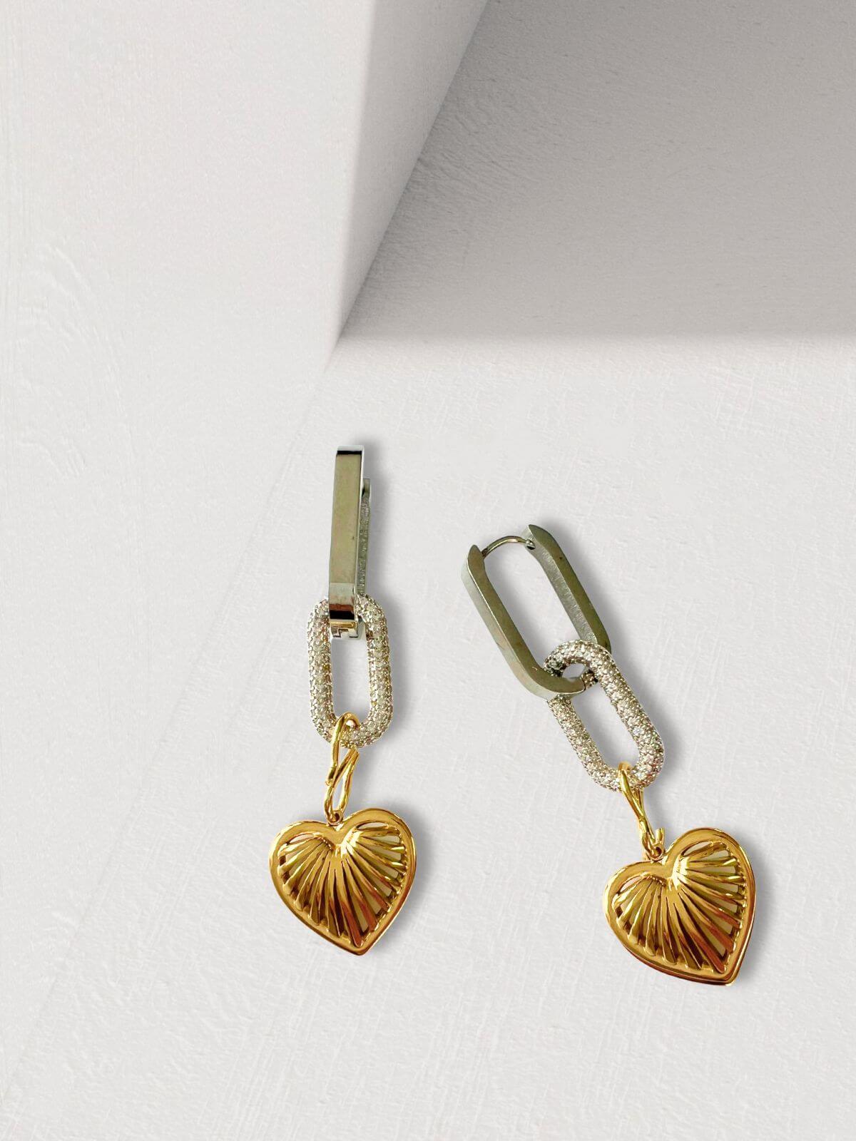 Lutz oorbellen met zirkonia en hart bedel