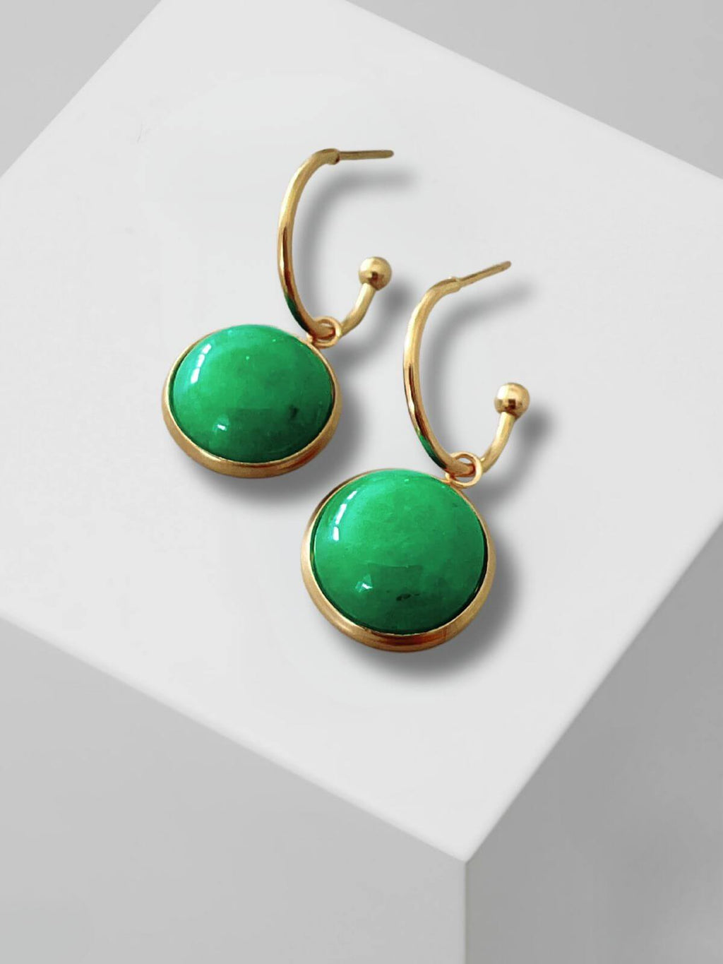 Maan gouden oorringen met groene agaat