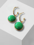 Maan gouden oorringen met groene agaat