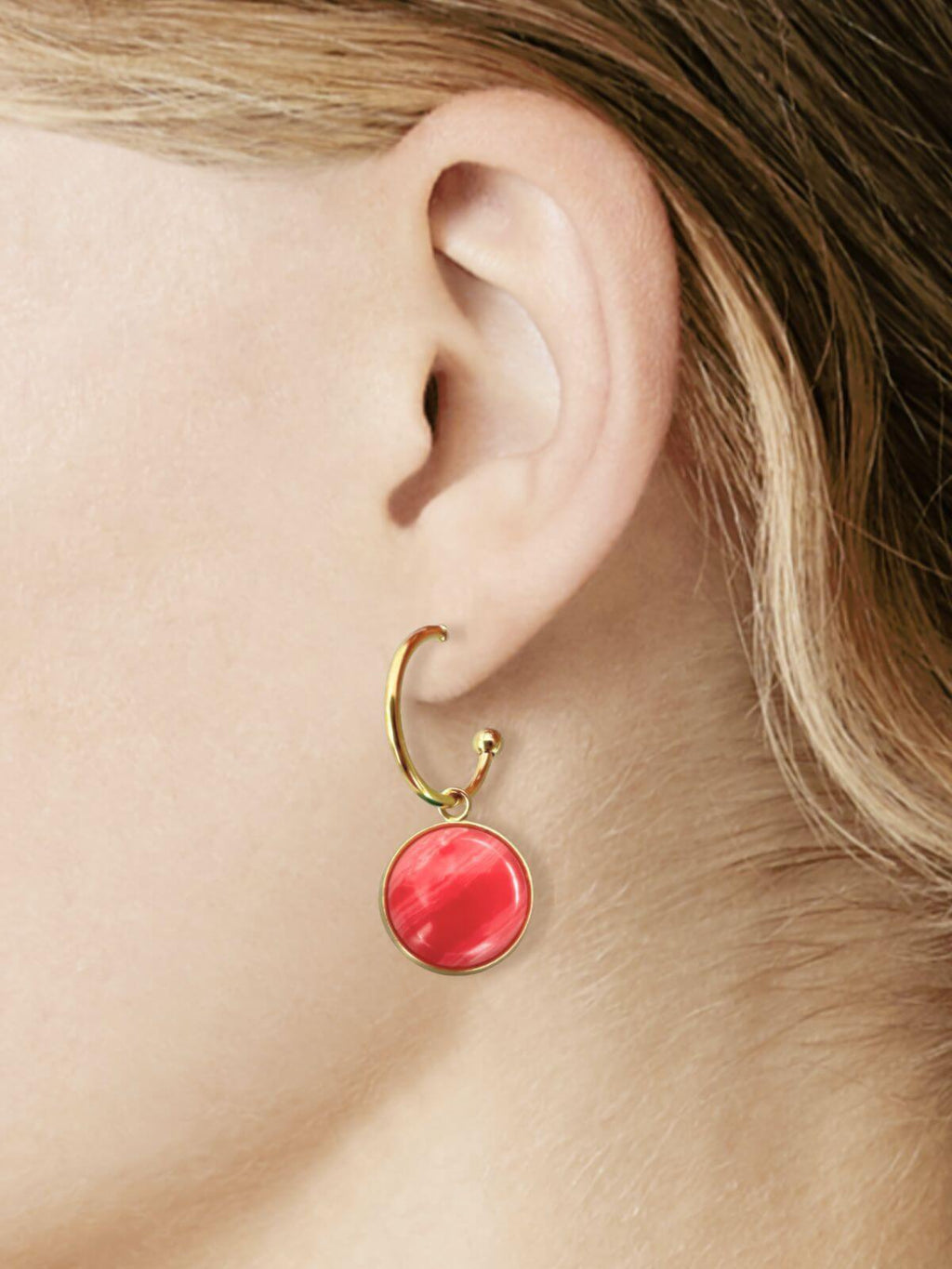 Mace gouden oorringen met lichtrode agaat