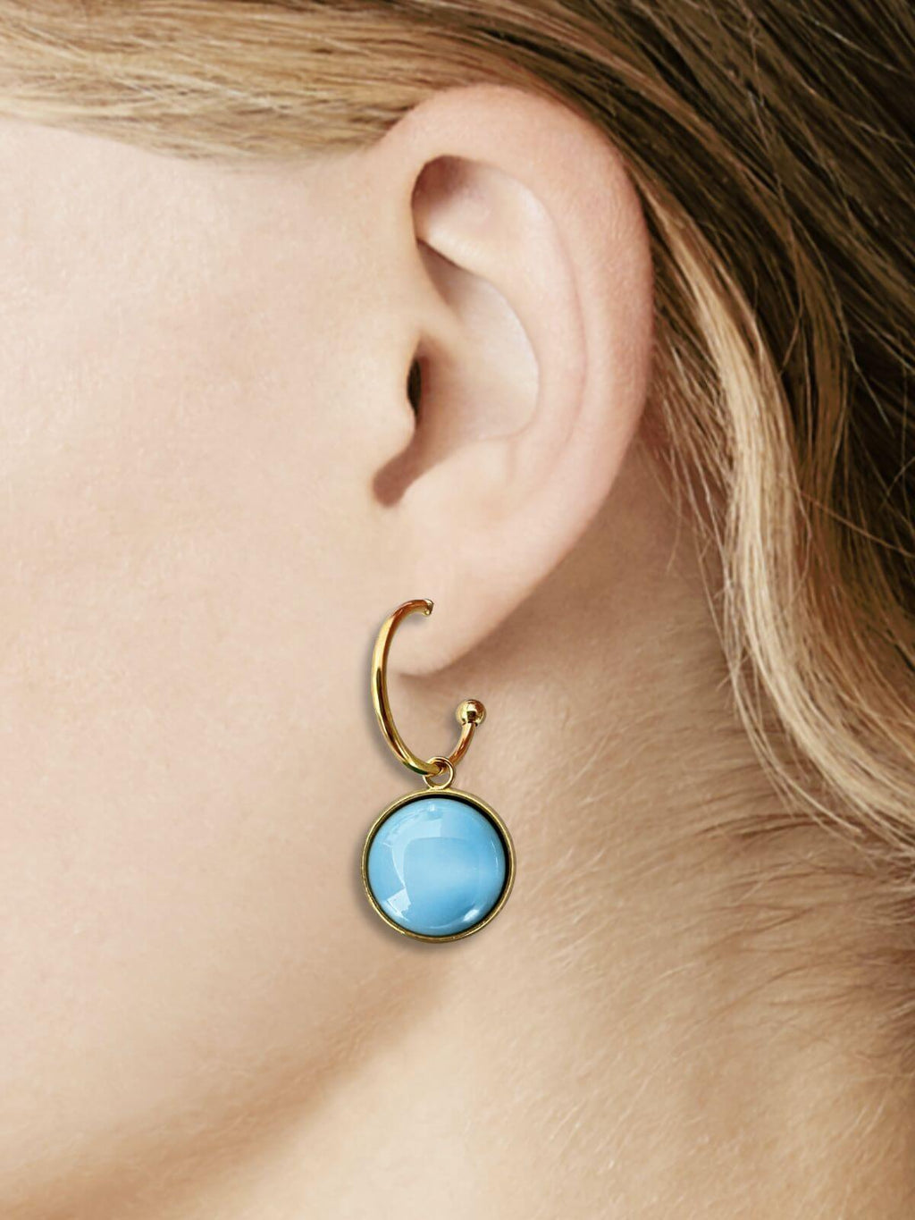 Maes gouden oorringen met lichtblauwe steen