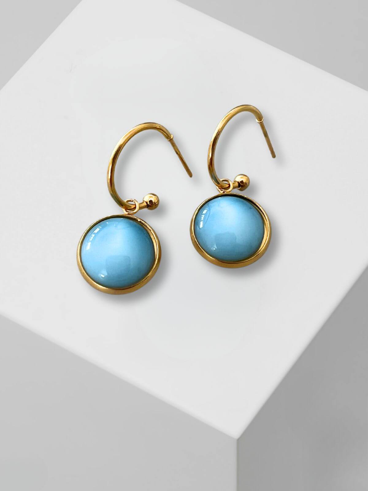 Maes gouden oorringen met lichtblauwe steen