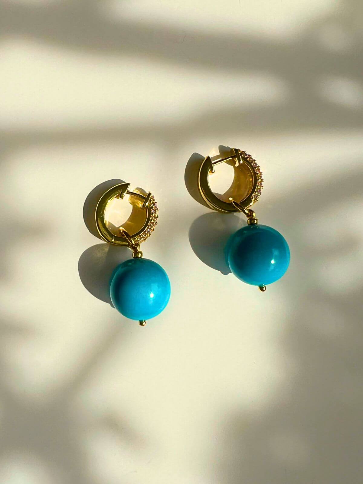 Maja oorringen met zirkonia en turquoise ronde kraal