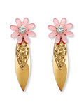 Mats roze statement oorbellen met bloem, gemaakt van messing metaal, roze hars bloemblaadjes en glinsterende zirkonia accenten.