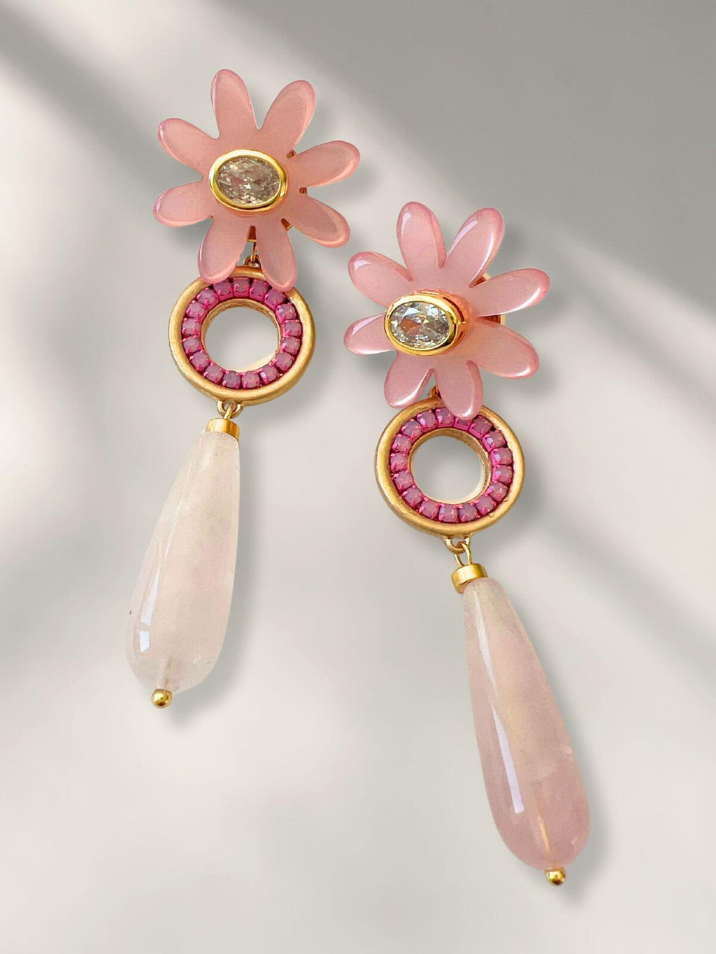 Maud roze statement oorbellen met agaat, messing en kristallen details, ontworpen in een delicate bloemen- en hangerstijl.