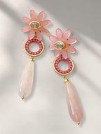 Maud roze statement oorbellen met agaat, messing en kristallen details, ontworpen in een delicate bloemen- en hangerstijl.