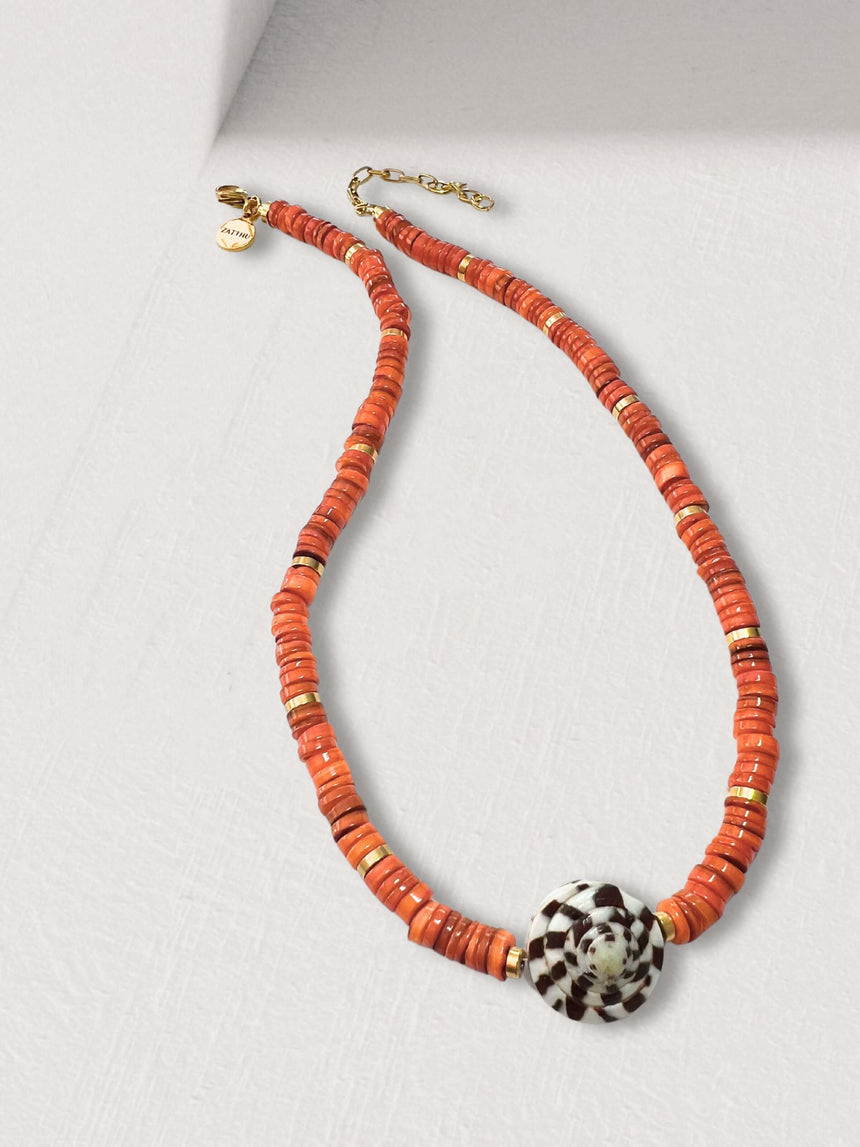 Mave Oranje Schelp Ketting met gouden accenten en kralen, elegante oranje schelpenketting uit de Classic Collection.