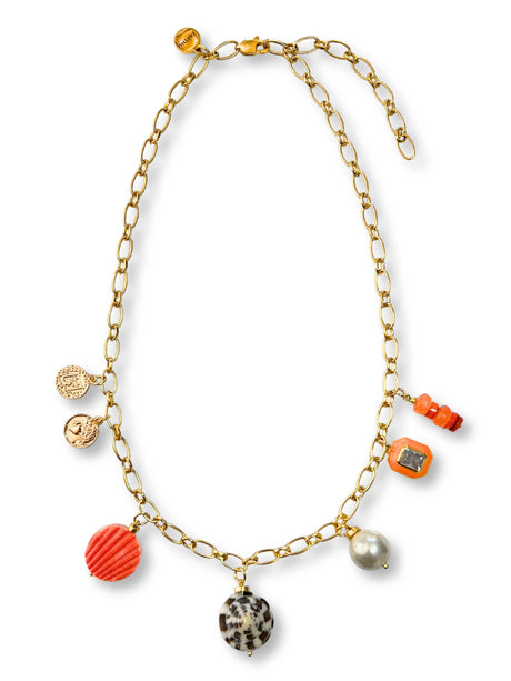 Bedelketting met oranje kralen en diverse hangers, gemaakt van roestvrij staal en perfect als elegant accessoire.