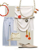 Elegante outfit met witte top, lichtblauwe jeans, beige tas, beige schoenen, oranje bedelketting, oranje oorbellen en oranje armband.