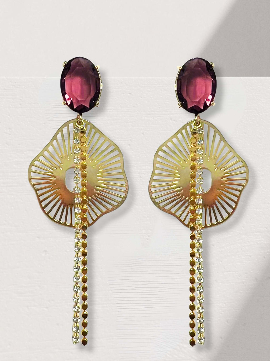 Mink oorbellen met lange, slanke gouden accenten