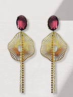 Mink oorbellen met lange, slanke gouden accenten