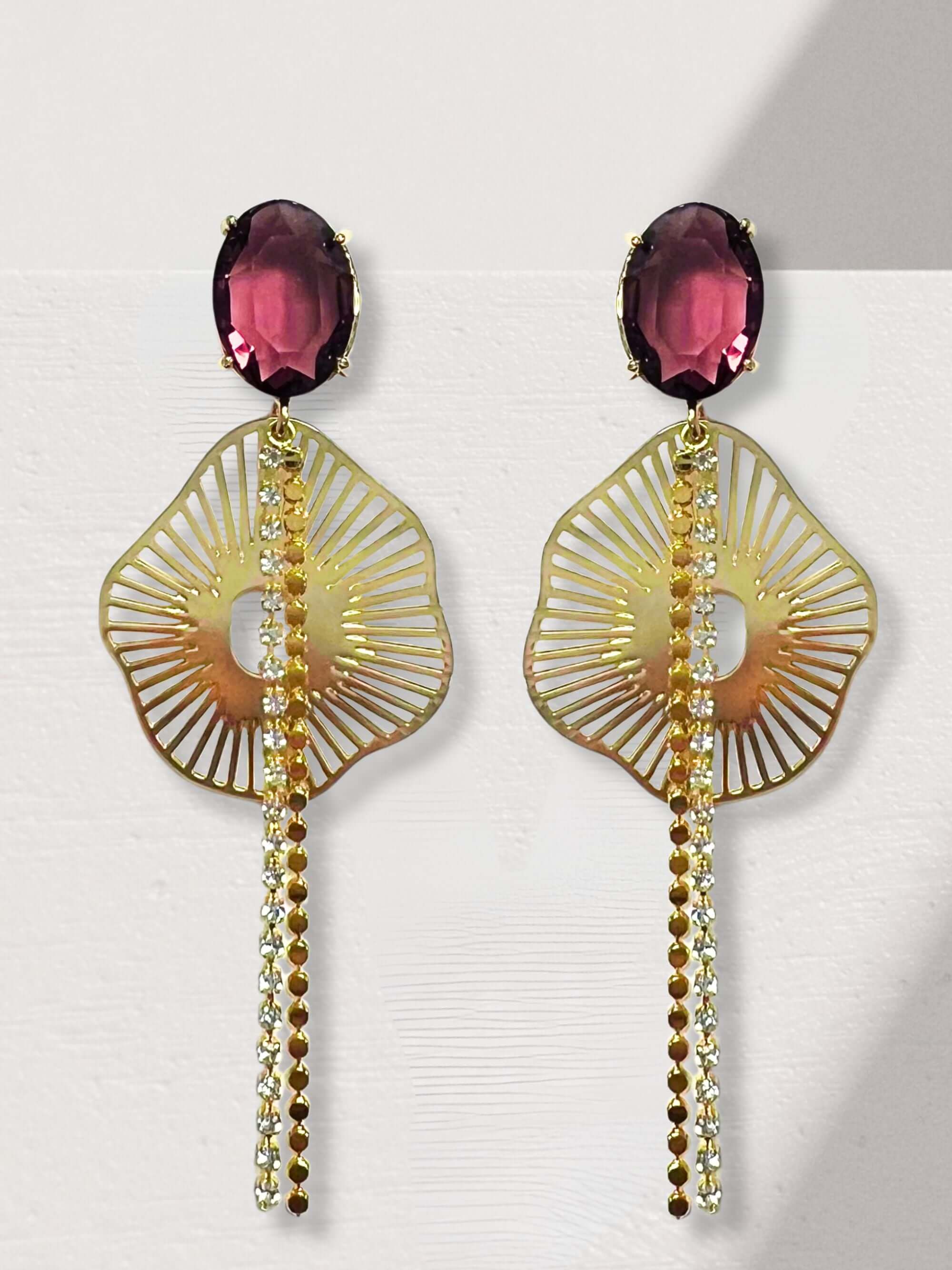 Mink oorbellen met lange, slanke gouden accenten