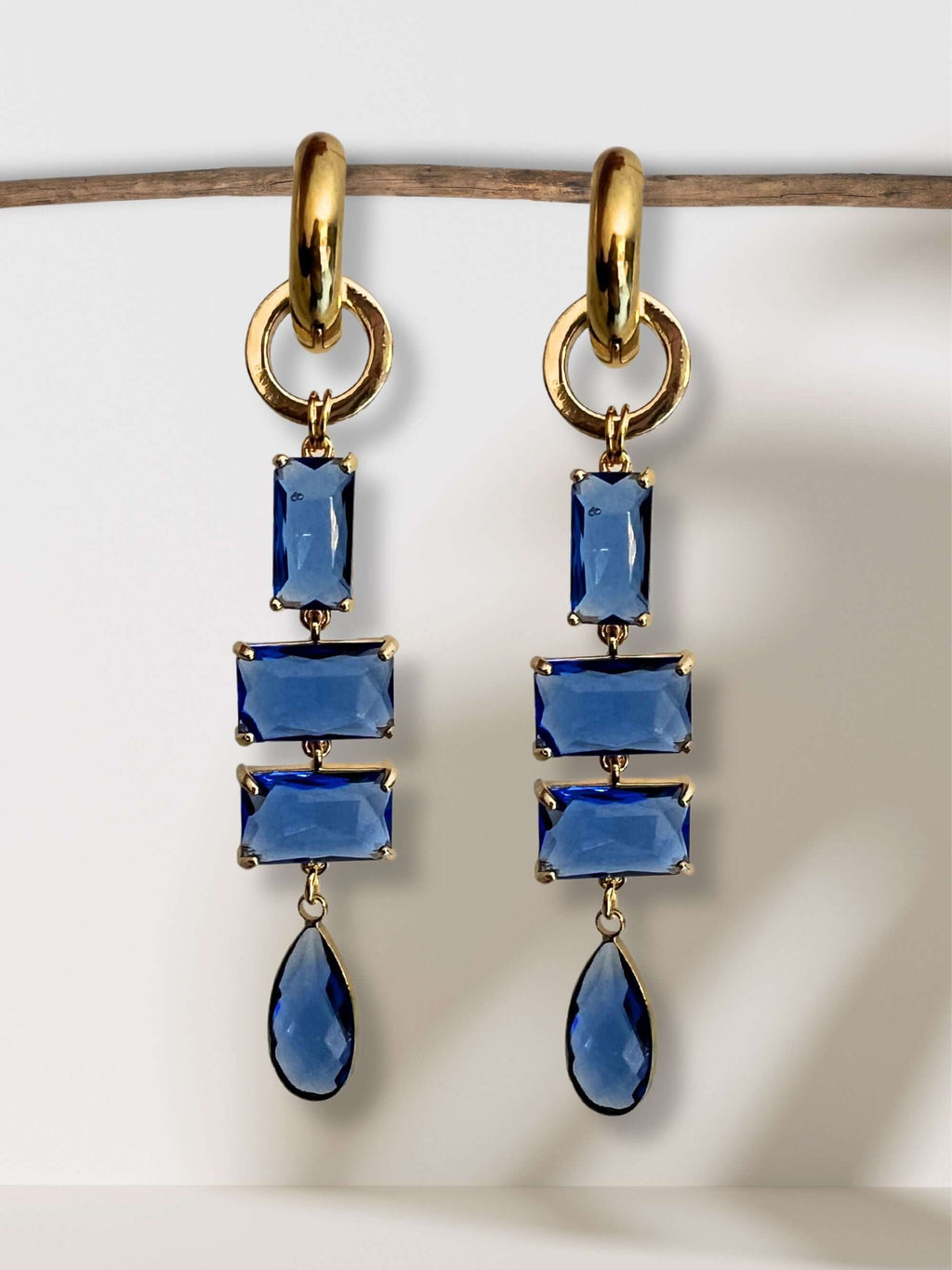 Mita oorringen met diepblauwe kristallen - tijdloze glamour