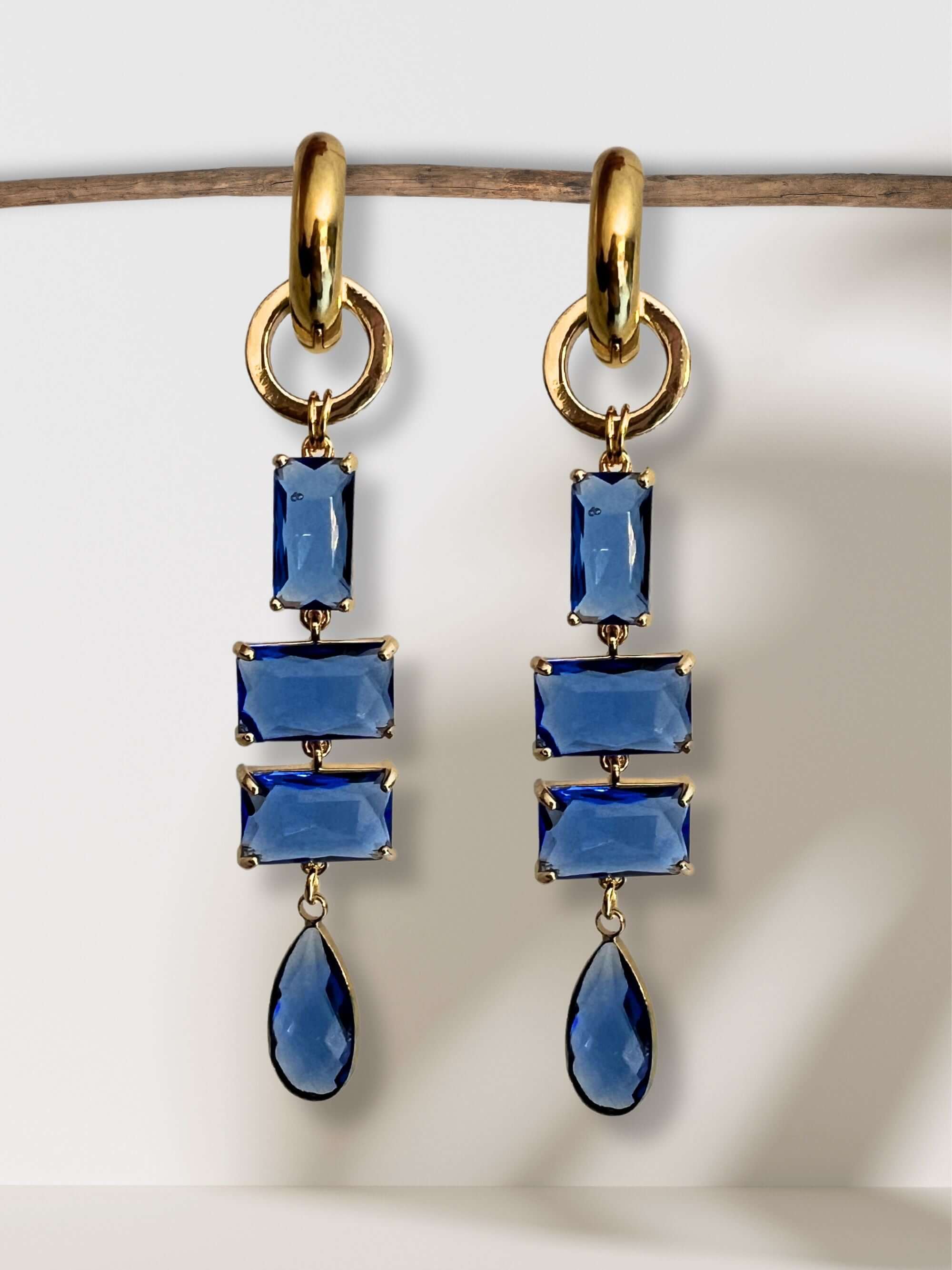 Mita oorringen met diepblauwe kristallen - tijdloze glamour