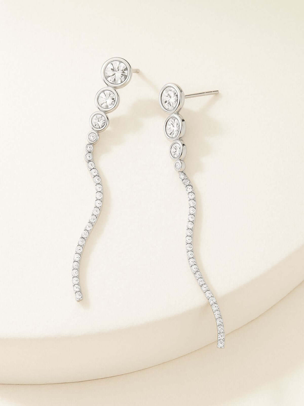 atthu Jewelry zilveren zirkonia oorbellen voor een moderne look